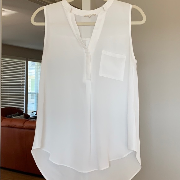 A white top - Picture 1 of 2